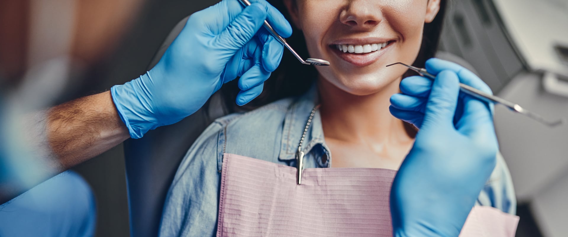 dentista al lavoro in studio dentistico